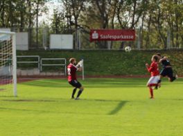Elias Kindl köpft zum 1:0 für Turbine ein