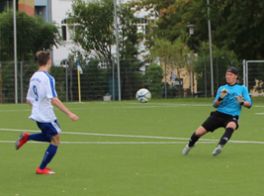 Alexander Maiwald hebt den Ball an Keeper Niklas Röder und am Tor vorbei