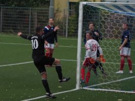 Martin Meyer scheitert knapp per Kopf gegen Bruckdorf