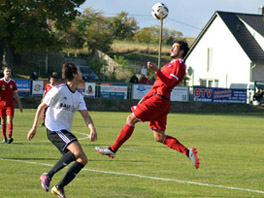 Elias Kindl mit Köpfchen bei Aufbau Eisleben (Foto: B.Mandel)