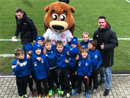 Unsere F2-Junioren als Einlaufkids