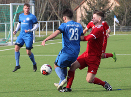 Lukas Knaut im Duell mit Leipzigs Bilal Bouamama