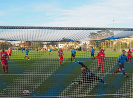 Tom Klose verwandelt im Nachsetzen einen Strafstoß zum 5:2 für Turbine III