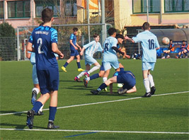 Nur kurz am Boden. Ansonsten gewinnt die B2-Jugend von Turbine (dunkelblau) 5:0 gegen Dölau