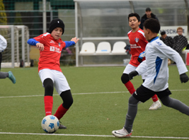 Unsere D2-Junioren (rot) besiegen den FSV 67 Halle 8:0 (Foto: C.Mangold)