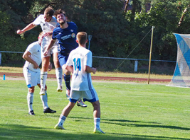 Waldemar Ermolaev im Kopfballduell bei Germania Roßlau