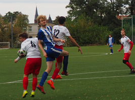 Turbine II (hier mit Carl Marzodko) trennt sich 2:2 von der SG Einheit