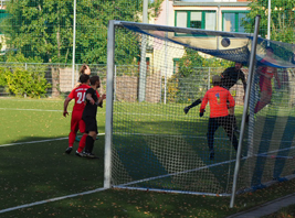Niclas Kochmann mit Kopfballversuch für Turbine III gegen den Roten Stern II