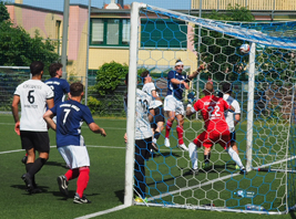 Moritz Alicke verfehlt mit seinem Kopfball knapp das Tor