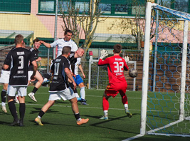 Moritz Alicke köpft zum 2:2 gegen Brehna ein