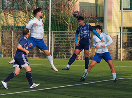 Waldemar Ermolev (links, weiß) gewinnt mit Turbine 5:0 und erzielte das zwischenzeitliche 4:0