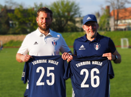 Robin Seitenglanz und Steffen Mandel stehen auch 2025/2026 an der Seitenlinie der Landesligamannschaft